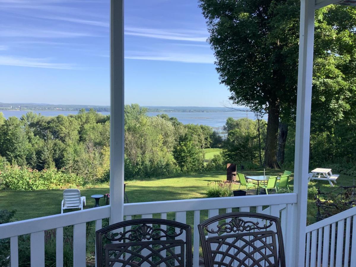 Les Saisons Du Fleuve Bed & Breakfast Lotbiniere Exterior photo